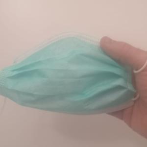 una mascherina chirurgica