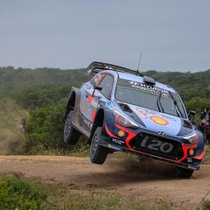 una fase del mondiale di rally in sardegna