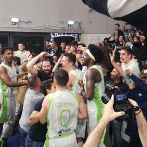 la dinamo con i propri tifosi