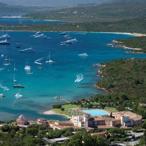yacht di lusso ormeggiati a Cala di Volpe
