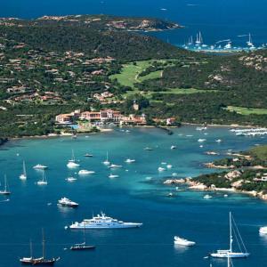 Alcune imbarcazioni da diporto nella baia di Cala di Volpe