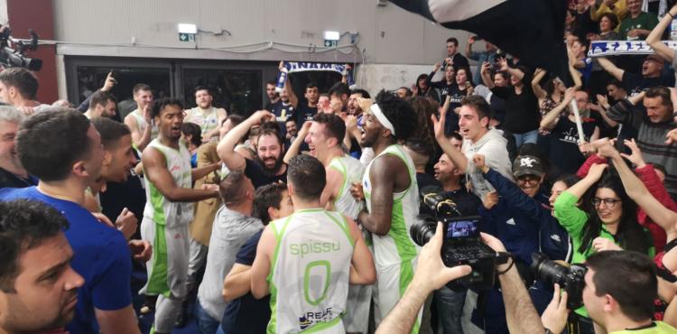 la dinamo con i propri tifosi