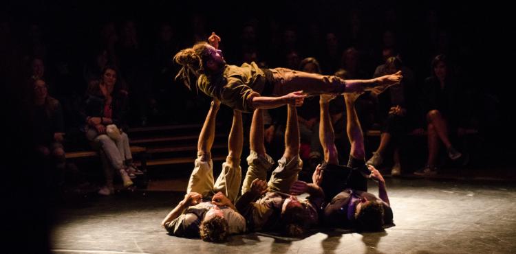 una performance di arte circense