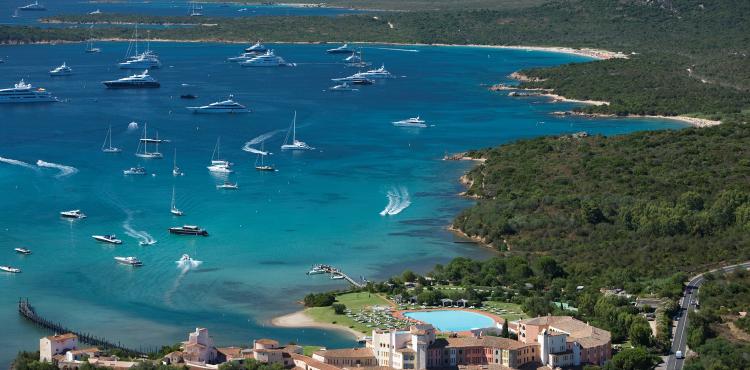 yacht di lusso ormeggiati a Cala di Volpe