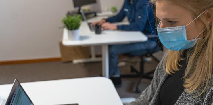 Lavoratori con mascherina